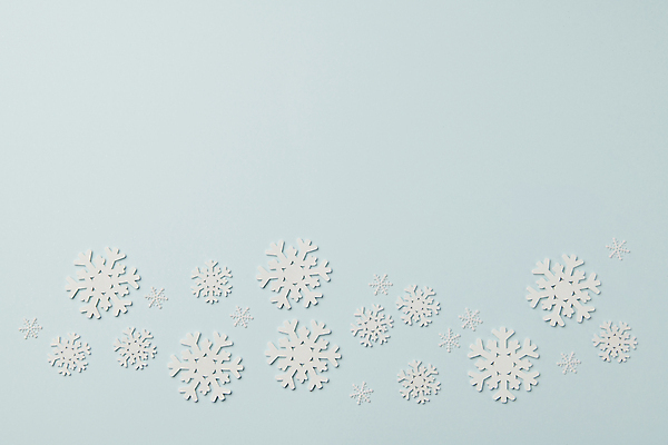 포토 JPG 스튜디오촬영 하늘색 백그라운드 크리스마스장식 크리스마스 겨울 눈꽃 사람없음 하이앵글 오브젝트 카피스페이스 국내포토 계절 기념일 뷰포인트 눈_날씨 실내 파란색 공백 파일형식