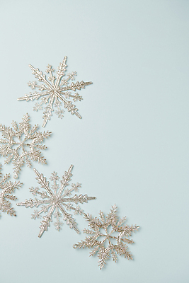 포토 JPG 스튜디오촬영 하늘색 백그라운드 크리스마스장식 크리스마스 겨울 눈꽃 사람없음 하이앵글 오브젝트 카피스페이스 국내포토 계절 기념일 뷰포인트 눈_날씨 실내 파란색 공백 파일형식