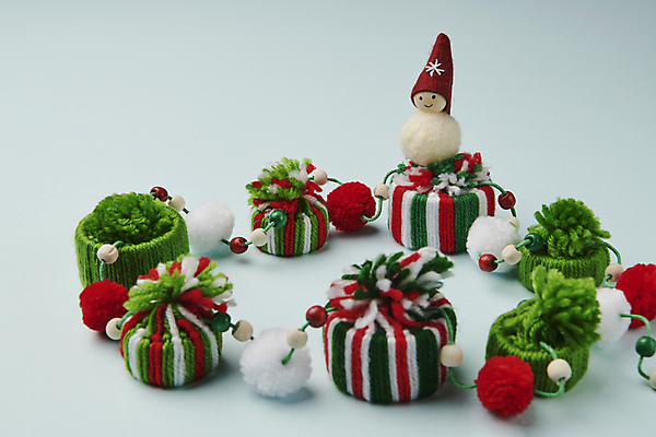 포토 JPG 스튜디오촬영 하늘색 백그라운드 크리스마스장식 크리스마스 겨울 사람없음 선물상자 털실 오브젝트 눈사람인형 국내포토 계절 기념일 인형 실내 선물 파란색 상자 실 파일형식