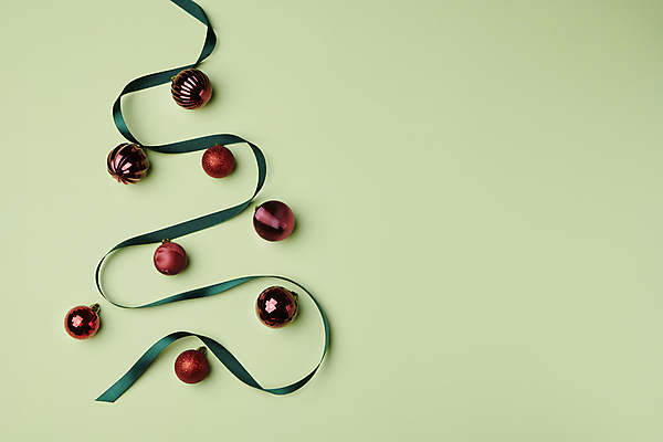 포토 JPG 스튜디오촬영 리본 백그라운드 크리스마스장식 크리스마스 겨울 추상 사람없음 연두색 하이앵글 오브젝트 트리모양 오너먼트 카피스페이스 국내포토 모양 계절 기념일 뷰포인트 무늬 실내 초록색 크리스마스트리 공백 파일형식