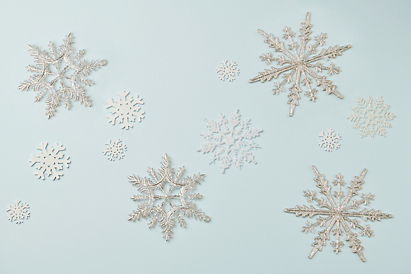 포토 JPG 스튜디오촬영 하늘색 백그라운드 크리스마스장식 크리스마스 겨울 눈꽃 사람없음 하이앵글 오브젝트 국내포토 계절 기념일 뷰포인트 눈_날씨 실내 파란색 파일형식