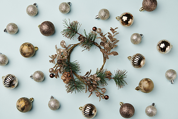 포토 JPG 스튜디오촬영 하늘색 백그라운드 크리스마스장식 크리스마스 겨울 사람없음 하이앵글 갈색 오브젝트 오너먼트 크리스마스리스 국내포토 계절 기념일 뷰포인트 컬러 실내 파란색 화환 파일형식