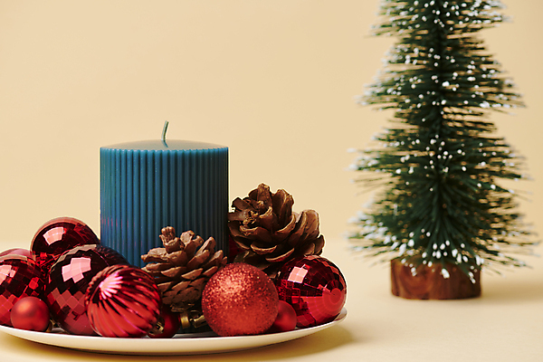 포토 JPG 스튜디오촬영 백그라운드 크리스마스장식 크리스마스 겨울 초 근접촬영 사람없음 크리스마스트리 오브젝트 솔방울 오너먼트 국내포토 계절 기념일 뷰포인트 실내 파일형식