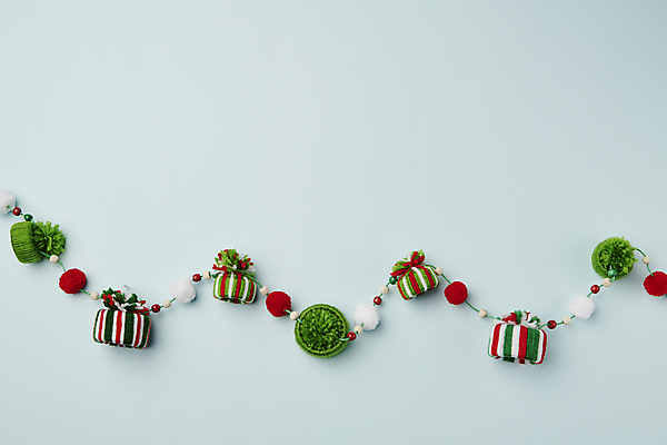 포토 JPG 스튜디오촬영 하늘색 백그라운드 크리스마스장식 크리스마스 겨울 사람없음 선물상자 하이앵글 털실 오브젝트 가랜드 카피스페이스 국내포토 계절 기념일 뷰포인트 실내 선물 파란색 상자 공백 실 파티용품 파일형식