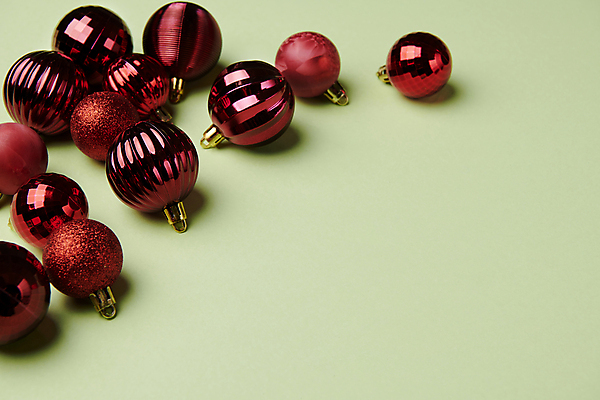 포토 JPG 스튜디오촬영 백그라운드 크리스마스장식 크리스마스 겨울 사람없음 빨간색 연두색 오브젝트 오너먼트 카피스페이스 국내포토 계절 기념일 컬러 실내 초록색 공백 파일형식