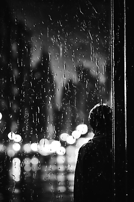 JPG 편집이미지 남자 창문 흑백 한명 상반신 성인 여름 검은색 비 보케 장마 빗물 블러효과 성인남자한명만 편집실사 AI인물포토 AI콘텐츠 자연요소 1 계절 컬러 날씨 촬영기법 사람 비_날씨 CG 블러 남자한명만 성인남자만 파일형식 효과 AI포토