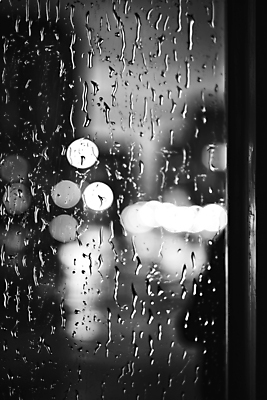 JPG 편집이미지 창문 흑백 사람없음 여름 검은색 비 보케 장마 빗물 블러효과 편집실사 AI포토 AI콘텐츠 자연요소 계절 컬러 날씨 촬영기법 비_날씨 CG 블러 파일형식 효과