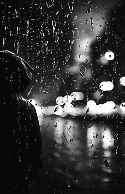 JPG 편집이미지 남자 흑백 한명 상반신 성인 여름 검은색 비 보케 장마 빗물 블러효과 성인남자한명만 편집실사 AI인물포토 AI콘텐츠 자연요소 1 계절 컬러 날씨 촬영기법 사람 비_날씨 CG 블러 남자한명만 성인남자만 파일형식 효과 AI포토