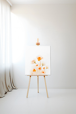 JPG 꽃 일러스트 실내 미술 사람없음 미술도구 흰색 커튼 이젤 그림 캔버스 카피스페이스 국내일러스트 AI일러스트 AI콘텐츠 식물 컬러 문화예술 내부 공백 오브젝트 파일형식