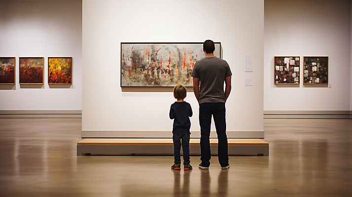 JPG 전신 편집이미지 남자 어린이 액자 문화예술 서기 소년 성인 취미 두명 주황색 전시 전시회 디지털합성 그림 작품 예술품 관람 문화생활 부자지간 남자만 편집실사 AI인물포토 AI콘텐츠 라이프스타일 아들 컬러 가족 모션 미술 사람 아빠 CG 파일형식 AI포토