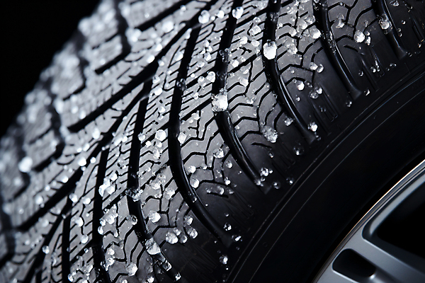 JPG 편집이미지 겨울 근접촬영 사람없음 눈 디지털합성 타이어 편집실사 AI포토 AI콘텐츠 자연요소 계절 뷰포인트 날씨 CG 파일형식