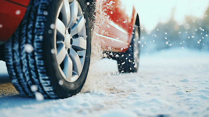 JPG 편집이미지 겨울 자동차 사람없음 눈 디지털합성 타이어 눈길 안전운전 눈길운전 폭설 편집실사 AI포토 AI콘텐츠 자연요소 계절 길 육상교통 날씨 눈_날씨 운전 자연재해 CG 교통안전 파일형식