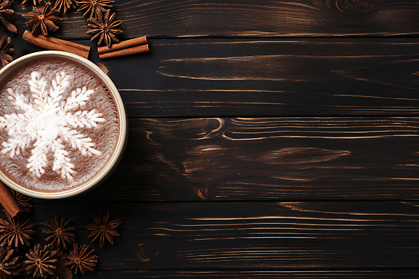 JPG 편집이미지 겨울 눈꽃 사람없음 하이앵글 머그컵 포근함 디지털합성 따뜻한음료 라떼 라떼아트 시나몬 시나몬스틱 카피스페이스 팔각회향 편집실사 AI포토 AI콘텐츠 계절 커피 음료 뷰포인트 눈_날씨 컵 공백 감각 향신료 CG 그림 파일형식