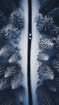 JPG 나무 편집이미지 도로 겨울 자동차 사람없음 운전 눈 디지털합성 안전운전 항공촬영 눈길운전 폭설 눈덮임 편집실사 AI포토 AI콘텐츠 자연요소 식물 계절 길 육상교통 뷰포인트 컨셉 교통시설 모션 날씨 눈_날씨 자연재해 CG 교통안전 파일형식