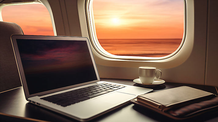 JPG 편집이미지 비즈니스 사람없음 노트북 업무 커피잔 창가 디지털합성 출장 비행기내부 편집실사 AI포토 AI콘텐츠 커피 창문 잔 비행기 내부 전자제품 작업 CG 파일형식