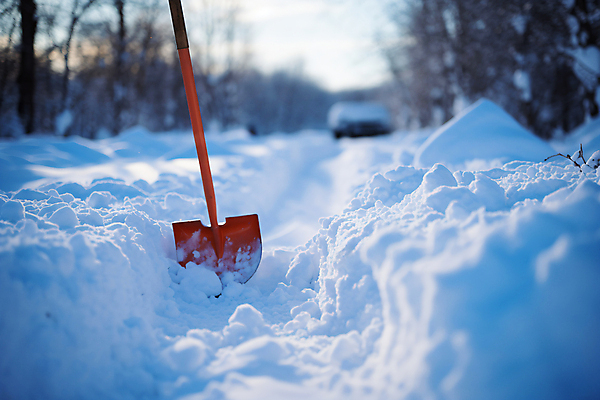 JPG 편집이미지 길 겨울 사람없음 눈 삽 디지털합성 쌓인눈 제설 폭설 눈덮임 편집실사 AI포토 AI콘텐츠 자연요소 계절 컨셉 날씨 눈_날씨 자연재해 CG 파일형식