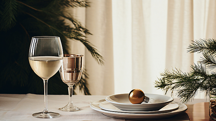JPG 편집이미지 접시 화분 크리스마스 겨울 식탁 탁자 실내 사람없음 와인 디지털합성 연말 홈파티 오너먼트 편집실사 AI포토 AI콘텐츠 식기 계절 기념일 가구 크리스마스장식 주류 내부 파티 CG 파일형식