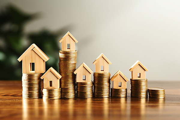 JPG 편집이미지 부동산 사람없음 목재 경제 상점 동전 사회이슈 디지털합성 건축모형 집값 불황 경제불황 동전탑 집값상승 집값인상 집값인하 지표 편집실사 AI포토 AI콘텐츠 나무 컨셉 돈 재료 쌓기 모형 재산 CG 상승 인하 파일형식