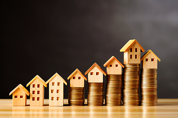 JPG 편집이미지 부동산 사람없음 목재 경제 상점 동전 사회이슈 디지털합성 건축모형 집값 불황 경제불황 동전탑 집값상승 집값인상 집값인하 지표 편집실사 AI포토 AI콘텐츠 나무 컨셉 돈 재료 쌓기 모형 재산 CG 상승 인하 파일형식