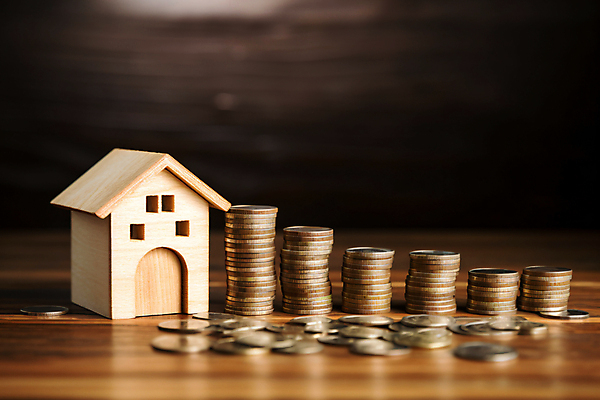 JPG 편집이미지 부동산 사람없음 목재 경제 상점 동전 사회이슈 디지털합성 건축모형 집값 불황 경제불황 동전탑 집값상승 집값인상 집값인하 지표 이미지편집 편집실사 AI포토 AI콘텐츠 나무 컨셉 돈 재료 쌓기 모형 재산 CG 상승 인하 파일형식