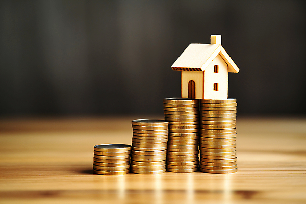 JPG 편집이미지 부동산 사람없음 목재 경제 상점 동전 사회이슈 디지털합성 건축모형 집값 불황 경제불황 동전탑 집값상승 집값인상 집값인하 지표 이미지편집 편집실사 AI포토 AI콘텐츠 나무 컨셉 돈 재료 쌓기 모형 재산 CG 상승 인하 파일형식