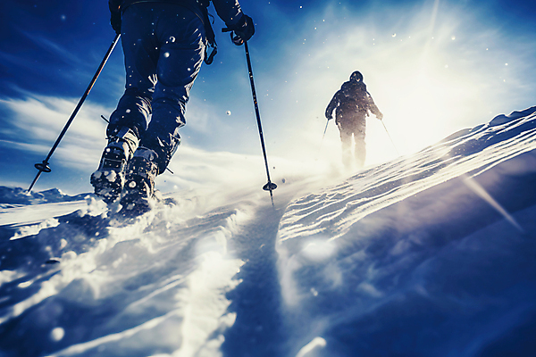 JPG 전신 편집이미지 겨울 스키 겨울스포츠 성인 두명 햇빛 설원 하반신 눈 역광 폴 성인만 스키타기 설산 편집실사 AI인물포토 AI콘텐츠 자연요소 계절 스포츠 날씨 산 눈_날씨 사람 태양 CG 스키용품 파일형식 AI포토
