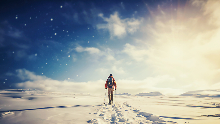 JPG 전신 구름 편집이미지 겨울 하늘 스키 겨울스포츠 한명 성인 걷기 설원 일몰 눈 발자국 성인한명만 스키타기 설산 편집실사 AI인물포토 AI콘텐츠 자연요소 1 계절 스포츠 자국 모션 날씨 산 눈_날씨 사람 노을 CG 성인만 파일형식 AI포토