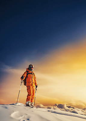 JPG 편집이미지 겨울 하늘 스키 겨울스포츠 한명 서기 성인 설원 일몰 눈 폴 성인한명만 스키타기 설산 편집실사 AI인물포토 AI콘텐츠 자연요소 1 계절 스포츠 모션 날씨 산 눈_날씨 사람 노을 CG 스키용품 성인만 파일형식 AI포토