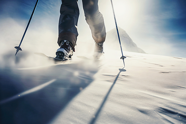 JPG 편집이미지 겨울 발 스키 겨울스포츠 서기 신체부위 설원 눈 다리 연기 폴 스키타기 설산 편집실사 AI인물포토 AI콘텐츠 자연요소 계절 스포츠 모션 날씨 산 눈_날씨 사람 CG 스키용품 파일형식 AI포토