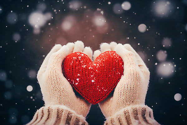 JPG 편집이미지 손 장갑 백그라운드 겨울 들기 신체부위 빨간색 하트 눈 편집실사 AI인물포토 AI콘텐츠 자연요소 모양 잡화 계절 컬러 모션 날씨 사람 CG 파일형식 AI포토