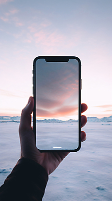 JPG 편집이미지 손 겨울 하늘 들기 풍경 신체부위 스마트폰 일출 사진촬영 눈 디지털합성 편집실사 AI인물포토 AI콘텐츠 자연요소 계절 모션 날씨 사람 핸드폰 스마트기기 노을 촬영 CG 파일형식 AI포토