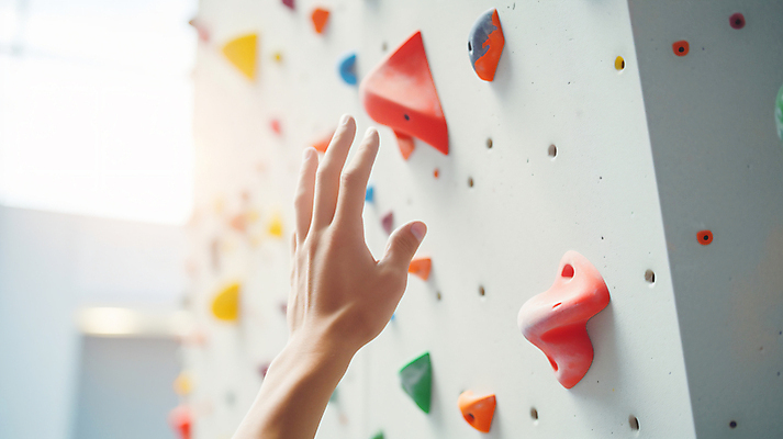 JPG 편집이미지 손 벽 스포츠 실내 취미 신체부위 운동 손들기 암벽 디지털합성 암벽등반 손뻗기 클라이밍 편집실사 AI인물포토 AI콘텐츠 모션 건강 사람 내부 등산 등반 CG 파일형식 AI포토