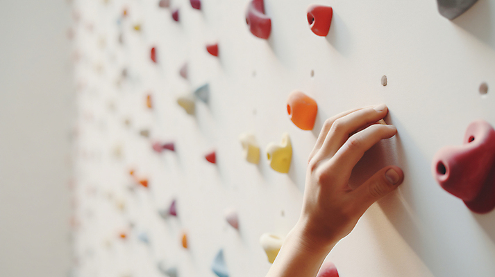 JPG 편집이미지 손 벽 스포츠 실내 취미 신체부위 운동 손들기 잡기 암벽 디지털합성 암벽등반 클라이밍 편집실사 AI인물포토 AI콘텐츠 모션 건강 사람 내부 등산 등반 CG 파일형식 AI포토