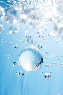 JPG 편집이미지 하늘색 백그라운드 사람없음 물 수중 거품 물방울 물기포 잔물결 편집실사 AI컴퓨터그래픽 AI콘텐츠 자연요소 물결 파란색 CG 파일형식