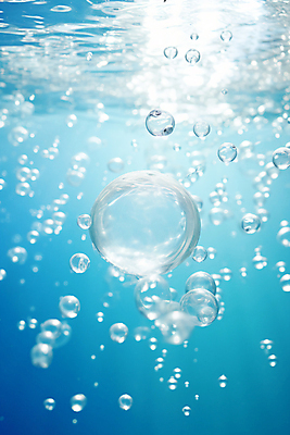 JPG 편집이미지 하늘색 백그라운드 사람없음 물 수중 거품 물방울 물기포 잔물결 편집실사 AI컴퓨터그래픽 AI콘텐츠 자연요소 물결 파란색 CG 파일형식