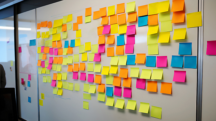 JPG 편집이미지 벽 백그라운드 비즈니스 사람없음 칠판 가득함 포스트잇 화이트보드 붙이기 편집실사 AI포토 AI콘텐츠 모션 메모지 CG 파일형식