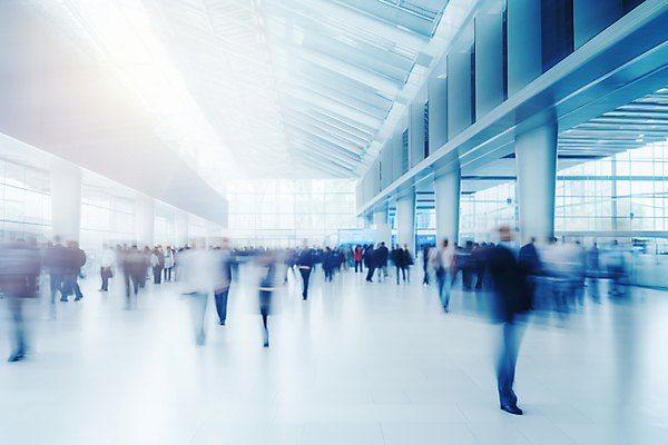 JPG 전신 편집이미지 사람 여러명 공간 군중 전시회 디지털합성 박람회 블러효과 엑스포 편집실사 AI인물포토 AI콘텐츠 다수 전시 CG 블러 파일형식 효과 AI포토