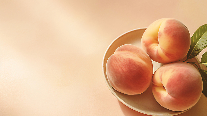 JPG 편집이미지 접시 잎 사람없음 하이앵글 디지털합성 복숭아 카피스페이스 트렌드컬러 피치퍼즈 편집실사 AI포토 AI콘텐츠 식물 식기 뷰포인트 컬러 과일 공백 CG 파일형식