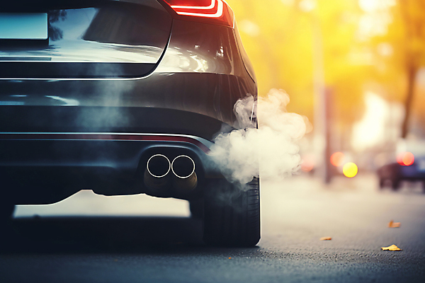 JPG 편집이미지 자동차 사람없음 환경오염 연기 디지털합성 파이프 매연 대기오염 배기가스 배기관 편집실사 AI포토 AI콘텐츠 육상교통 컨셉 CG 파일형식