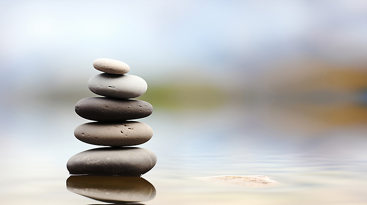 JPG 편집이미지 물결 사람없음 물 반사 고요 석탑 디지털합성 명상 차분 편집실사 젠 AI포토 AI콘텐츠 자연요소 컨셉 쌓기 탑 돌_바위 CG 파일형식