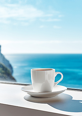 JPG 편집이미지 여유 커피 바다 휴식 풍경 사람없음 커피잔 창가 블러효과 편집실사 AI포토 AI콘텐츠 감정 음료 컨셉 창문 잔 CG 블러 파일형식 효과