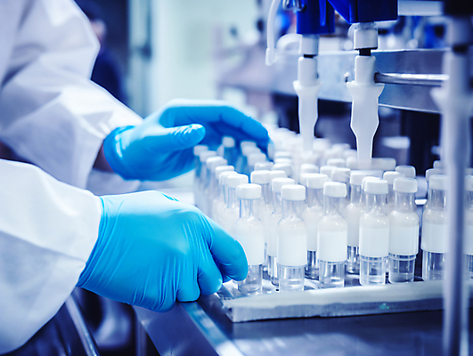 JPG 편집이미지 손 실험기구 손짓 신체부위 파란색 약 실험복 약병 연구원 검수 바이오 연구소 편집실사 AI인물포토 AI콘텐츠 직업 컬러 과학 의학 모션 사람 가운 CG 병_담는 파일형식 AI포토