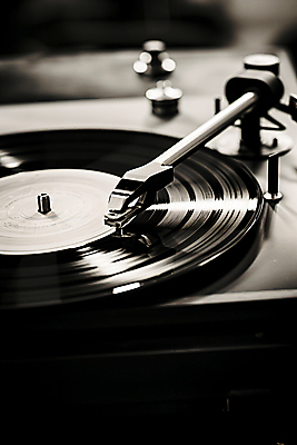 JPG 편집이미지 음악 흑백 사람없음 레코드 분위기 감성 턴테이블 레코드플레이어 편집실사 AI포토 AI콘텐츠 컨셉 문화예술 촬영기법 음반 CG 파일형식