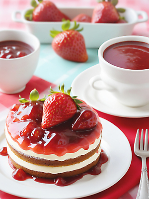 JPG 편집이미지 접시 포크 잎 딸기 디저트 사람없음 컵 빨간색 케이크 달콤 컵받침 딸기케이크 편집실사 AI포토 AI콘텐츠 식물 식기 음식 컬러 과일 맛 받침대 CG 파일형식