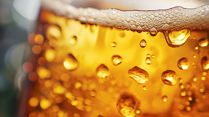 JPG 편집이미지 맥주 근접촬영 사람없음 아웃포커스 빛 주황색 거품 물방울 시원함 디지털합성 상쾌 편집소스 편집실사 AI포토 AI콘텐츠 감정 뷰포인트 컬러 주류 촬영기법 CG 파일형식