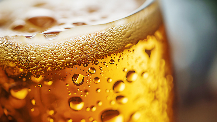 JPG 편집이미지 맥주 근접촬영 사람없음 아웃포커스 빛 주황색 거품 물방울 시원함 디지털합성 상쾌 편집소스 편집실사 AI포토 AI콘텐츠 감정 뷰포인트 컬러 주류 촬영기법 CG 파일형식