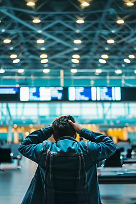 JPG 편집이미지 남자 여행 한명 상반신 성인 뒷모습 파란색 공항 전광판 당황 곤란 심각 성인남자한명만 편집실사 AI인물포토 AI콘텐츠 1 감정 뷰포인트 컬러 컨셉 교통시설 사람 CG 남자한명만 성인남자만 파일형식 AI포토
