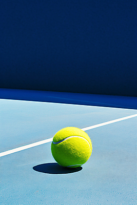 JPG 편집이미지 취미 사람없음 파란색 테니스 테니스장 테니스공 편집실사 AI포토 AI콘텐츠 컬러 공 스포츠시설 구기 테니스용품 CG 파일형식