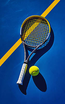 JPG 편집이미지 취미 사람없음 파란색 테니스 라켓 테니스라켓 테니스장 테니스공 편집실사 AI포토 AI콘텐츠 스포츠용품 컬러 공 스포츠시설 구기 테니스용품 CG 파일형식