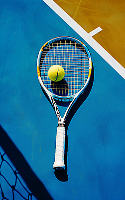 JPG 편집이미지 취미 사람없음 파란색 테니스 라켓 테니스라켓 테니스장 테니스공 편집실사 AI포토 AI콘텐츠 스포츠용품 컬러 공 스포츠시설 구기 테니스용품 CG 파일형식